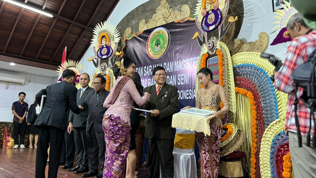 FBS UPMI Bali Lepas 82 Calon Wisudawan