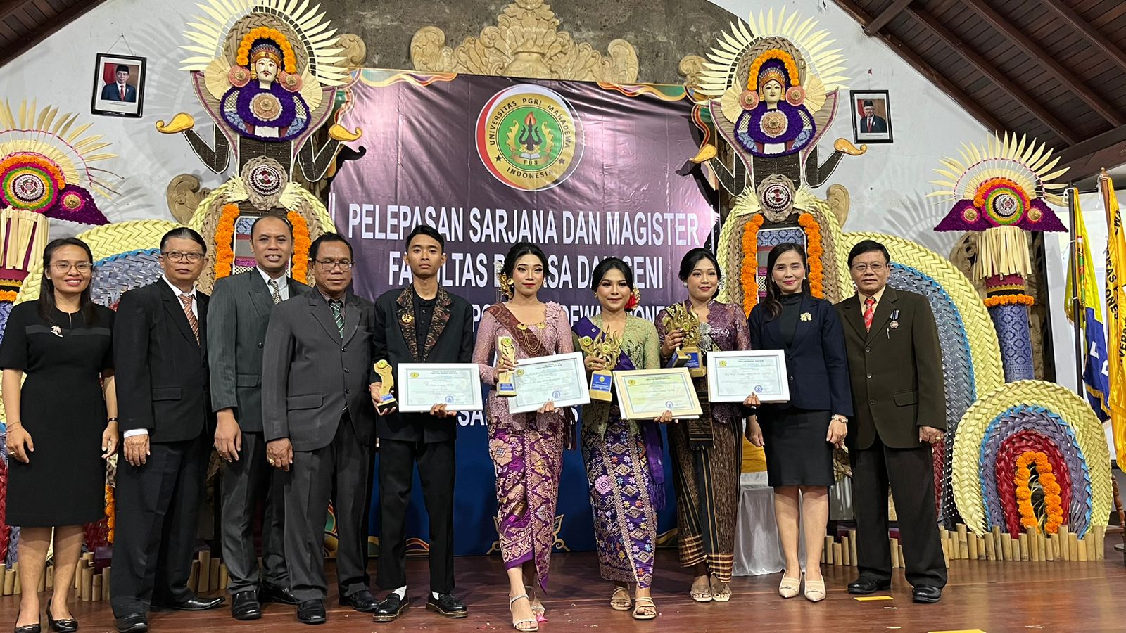 You are currently viewing Mira Cahyani dan Rai Putri Kartika Sari Jadi Lulusan Terbaik FBS UPMI Bali