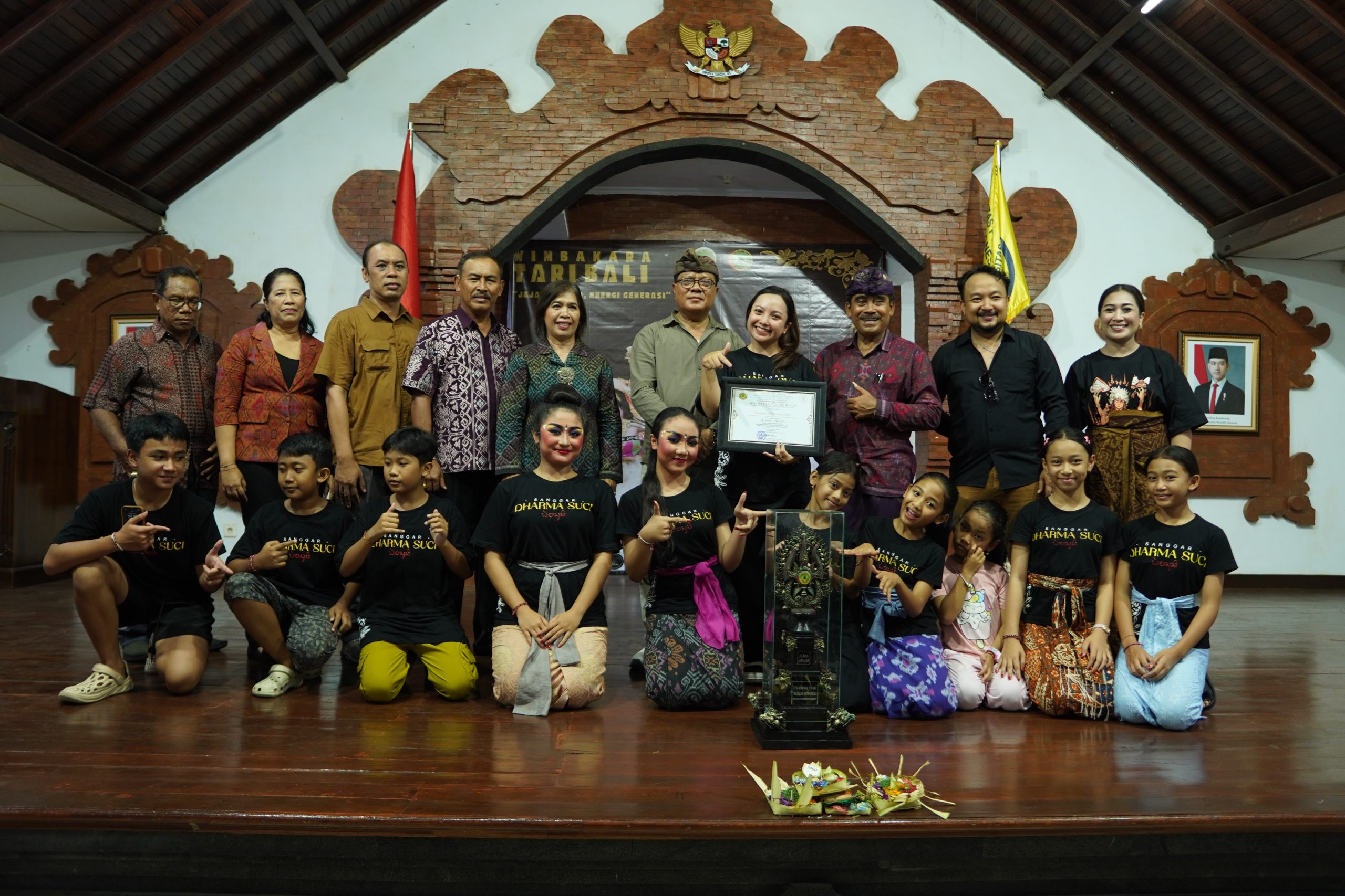 You are currently viewing WIMBAKARA TARI BALI “JEJAK TRADISI, ENERGI GENERASI” SUKSES DIGELAR, SANGGAR DHARMA SUCI RAIH JUARA UMUM