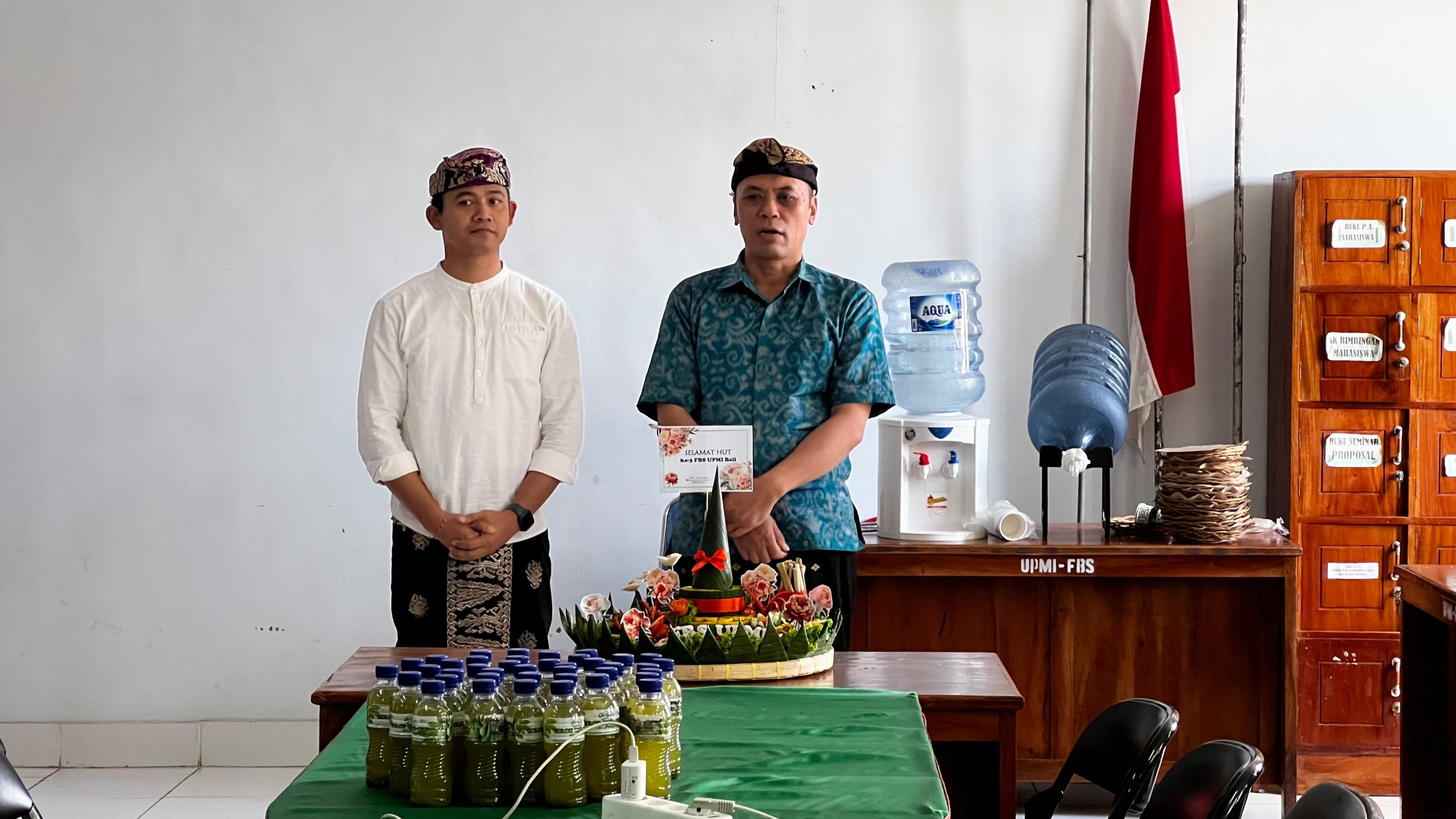 You are currently viewing Dies Natalis ke-3 FBS UPMI Bali Dirayakan dengan Tumpengan Sederhana